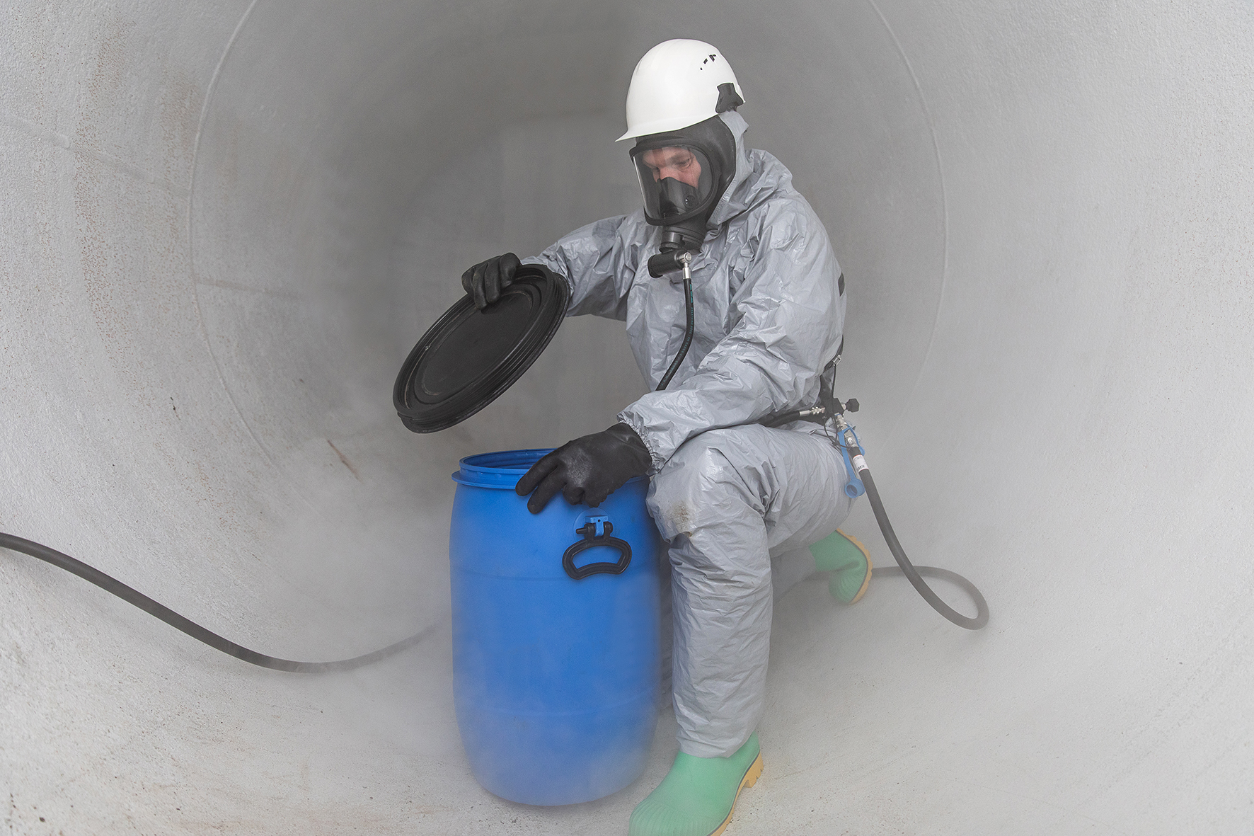 Anwendungsbild Vollmaske BRK 820V und Lungenautomaten AirValve N_03 Anwendungsbild mit Vollmaske BRK 820V und Lungenautomaten AirValve N im weißen Silo mit giftigen Gasen
