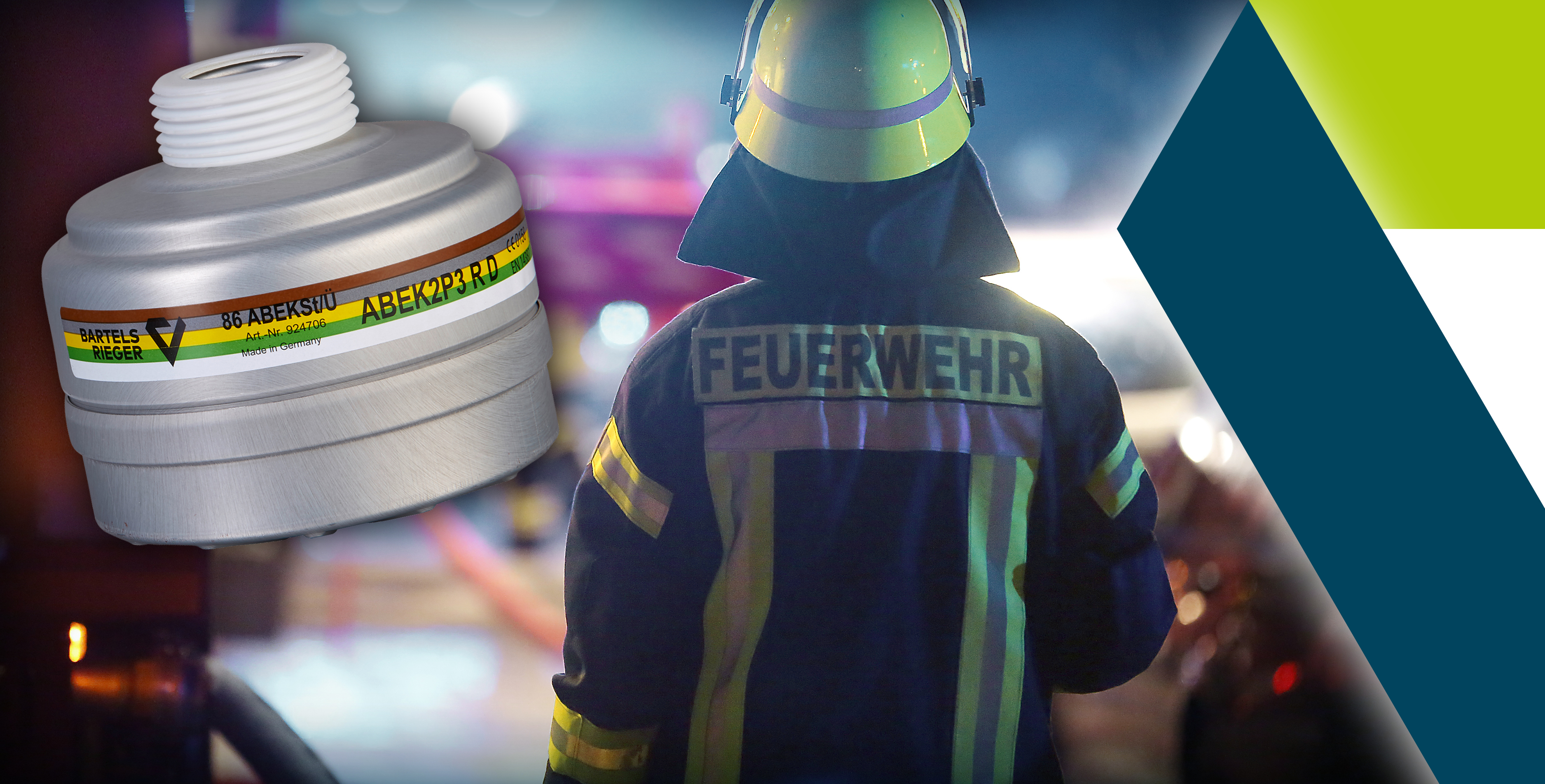 Atemschutzfilter mit Überdruckanschluss im Hintergrund Feuerwehrmann von hinten