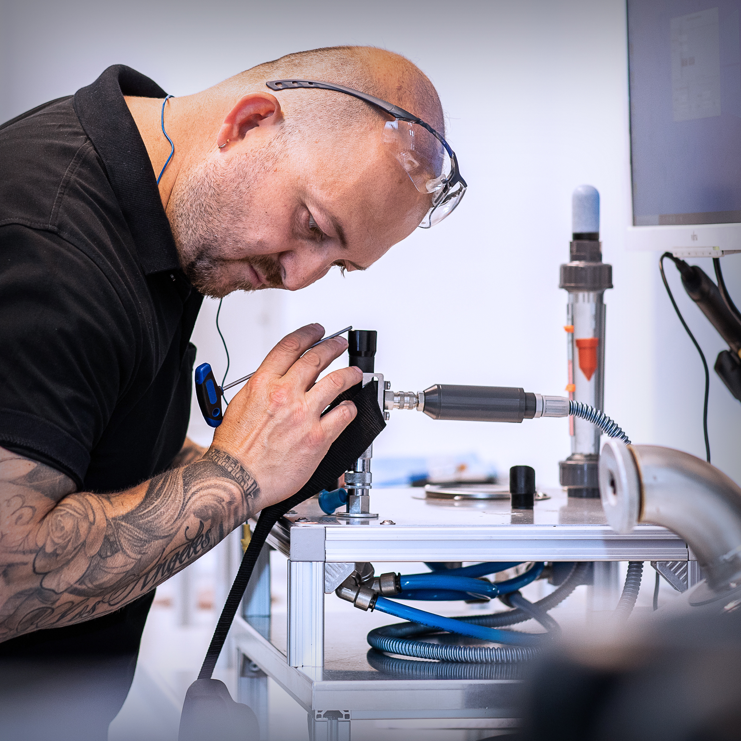 Servicemitarbeiter repariert Atemschutzgerät