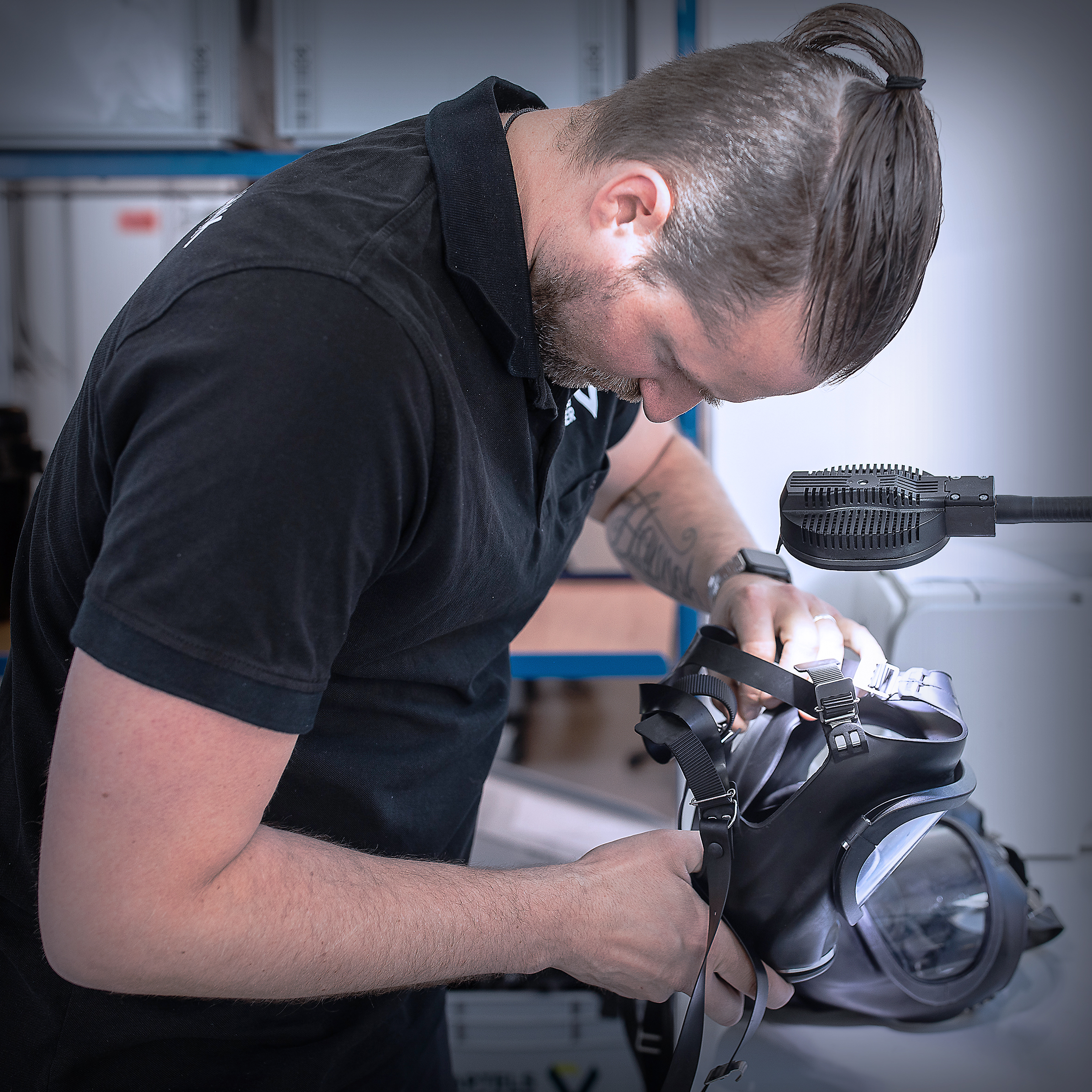 Mitarbeiter bei der Wartung einer Atemschutzmaske