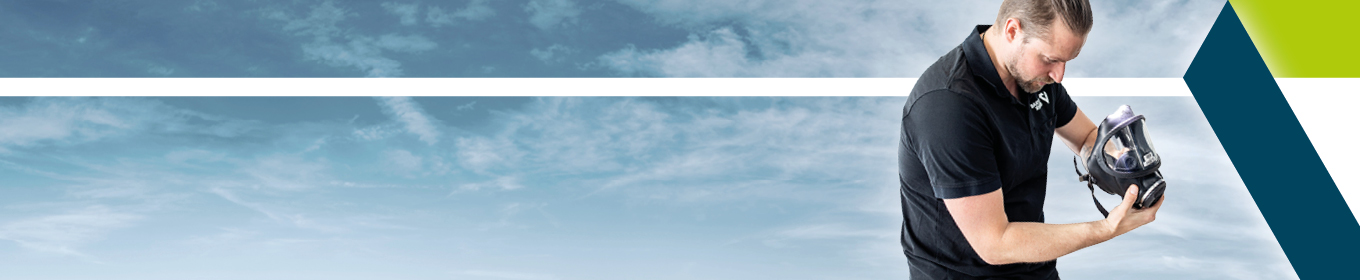 Headerbild Mitarbeiter bei der Reinigung einer Atemschutzmaske