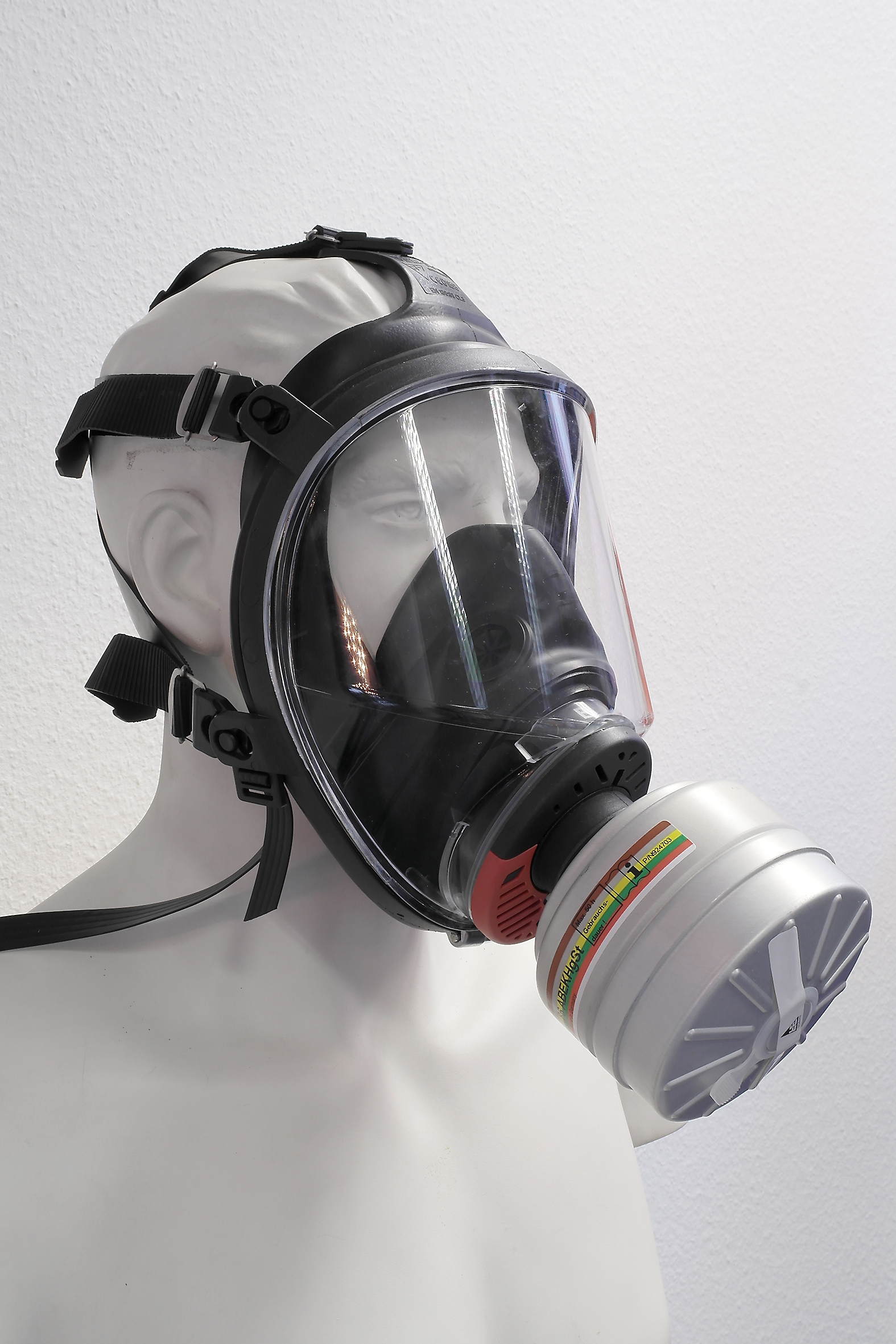 Vollmaske TR 2002 BN CL3 mit Atemschutzfilter auf Schaufensterpuppe