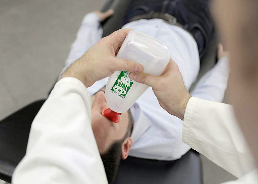 Mann erhält im Liegen eine Augenspülung