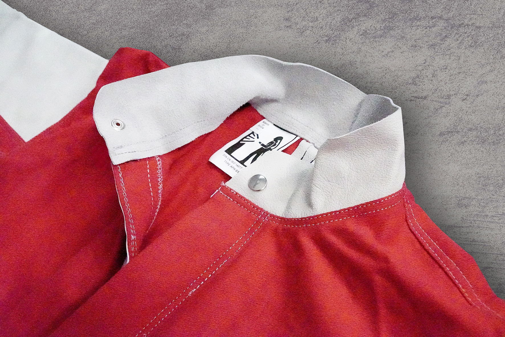 Strahleranzug mit Druckknöpfen und Klettverschluss