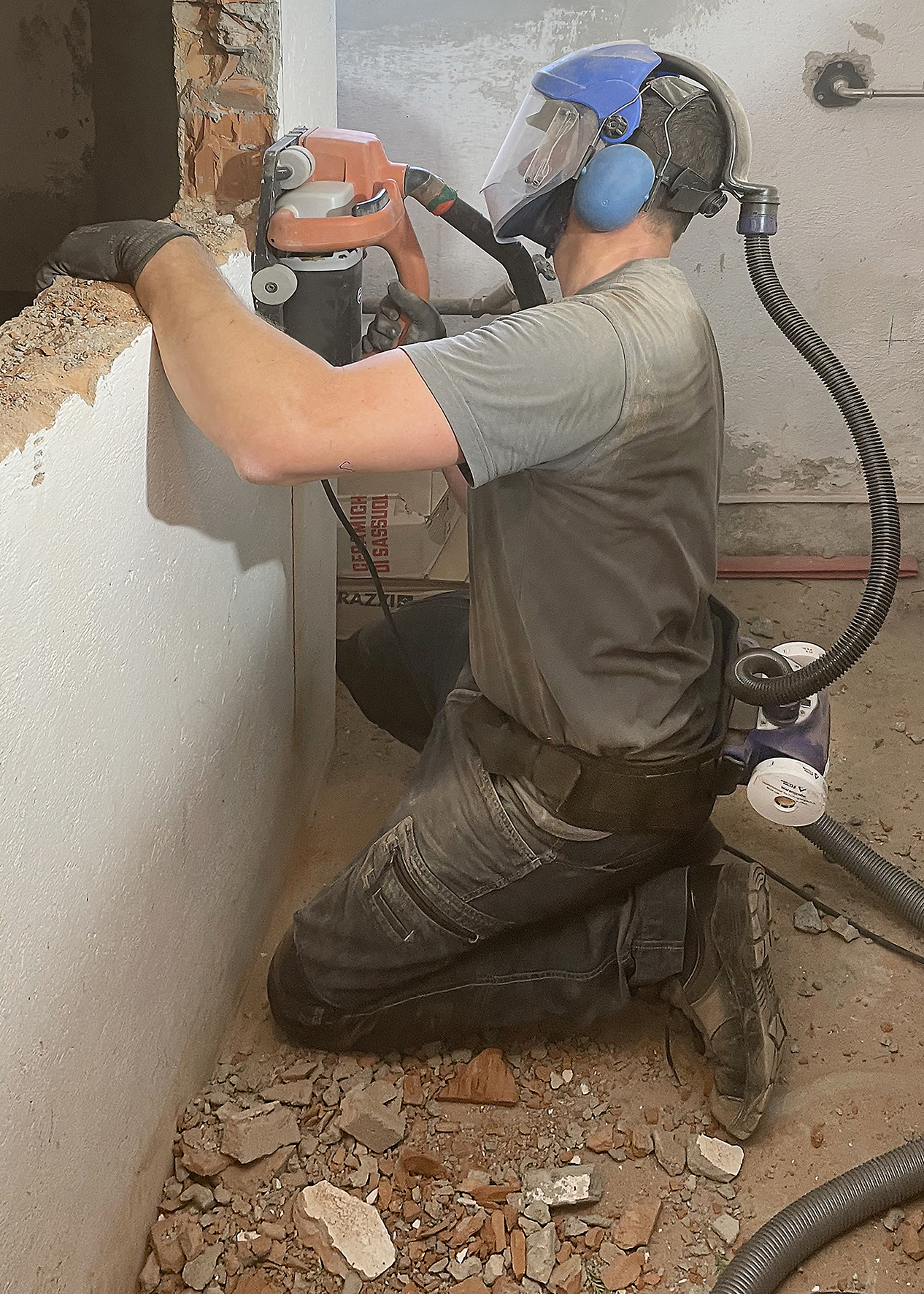 Anwendungsbild BartelsRieger BariAir VISOR 02 Anwendungsbild Handwerker mit Gebläsefiltergerät BariAir und BariAir VISOR kniend