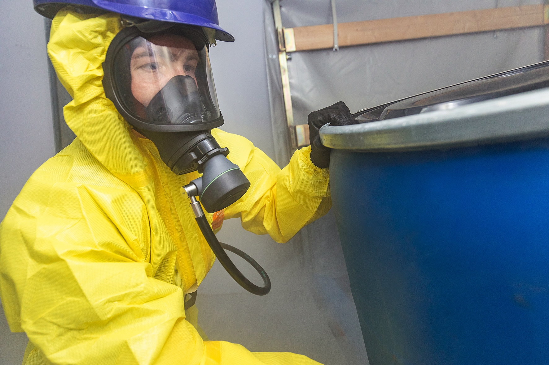 Anwendungsbeispiel der Vollmaske BRK 820 mit einem Lungenautomaten AirValve N in einem gelben Schutzanzug