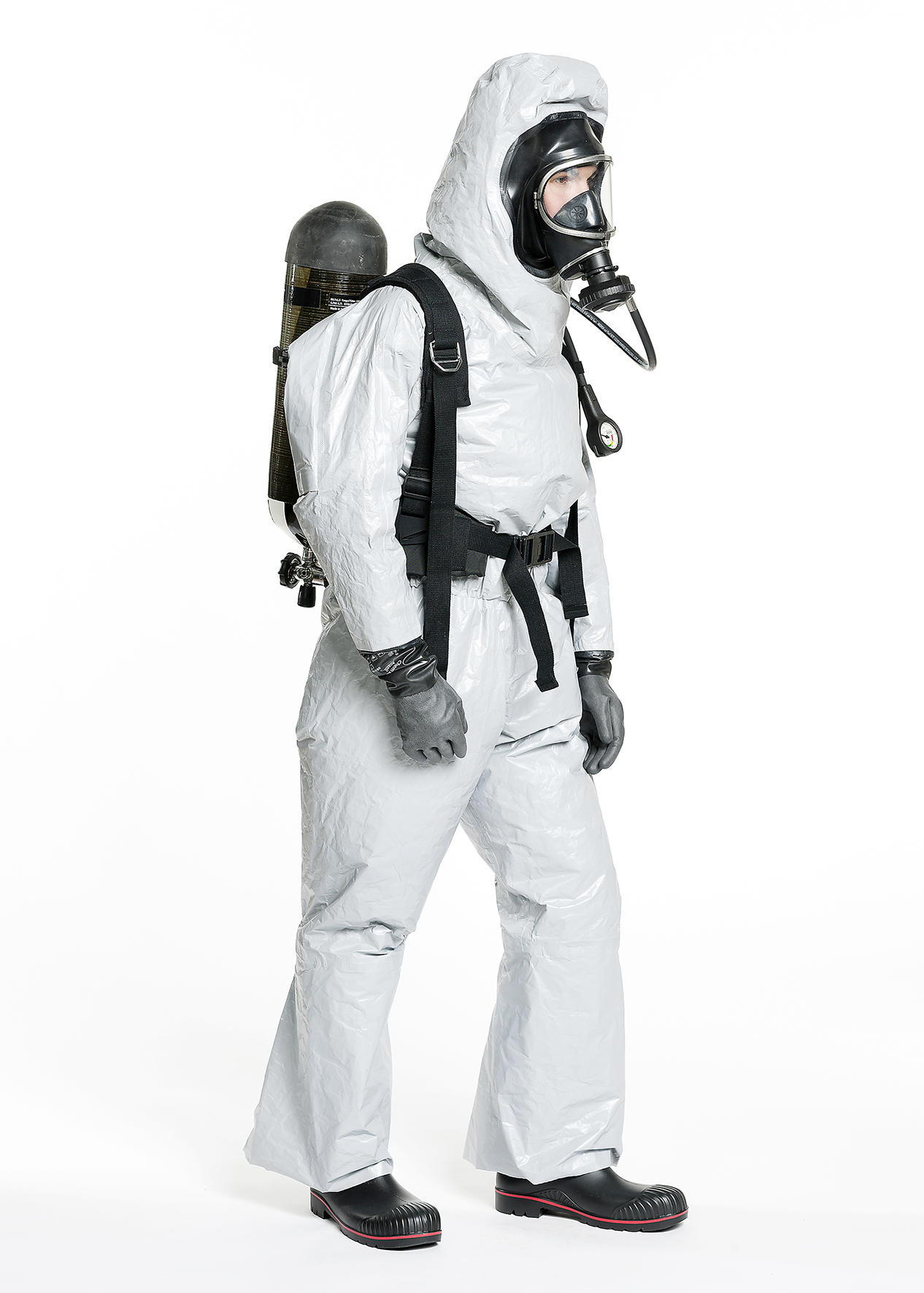 Person trägt Chemikalienschutzanzug CASE ONE® B mit Atemschutzgerät