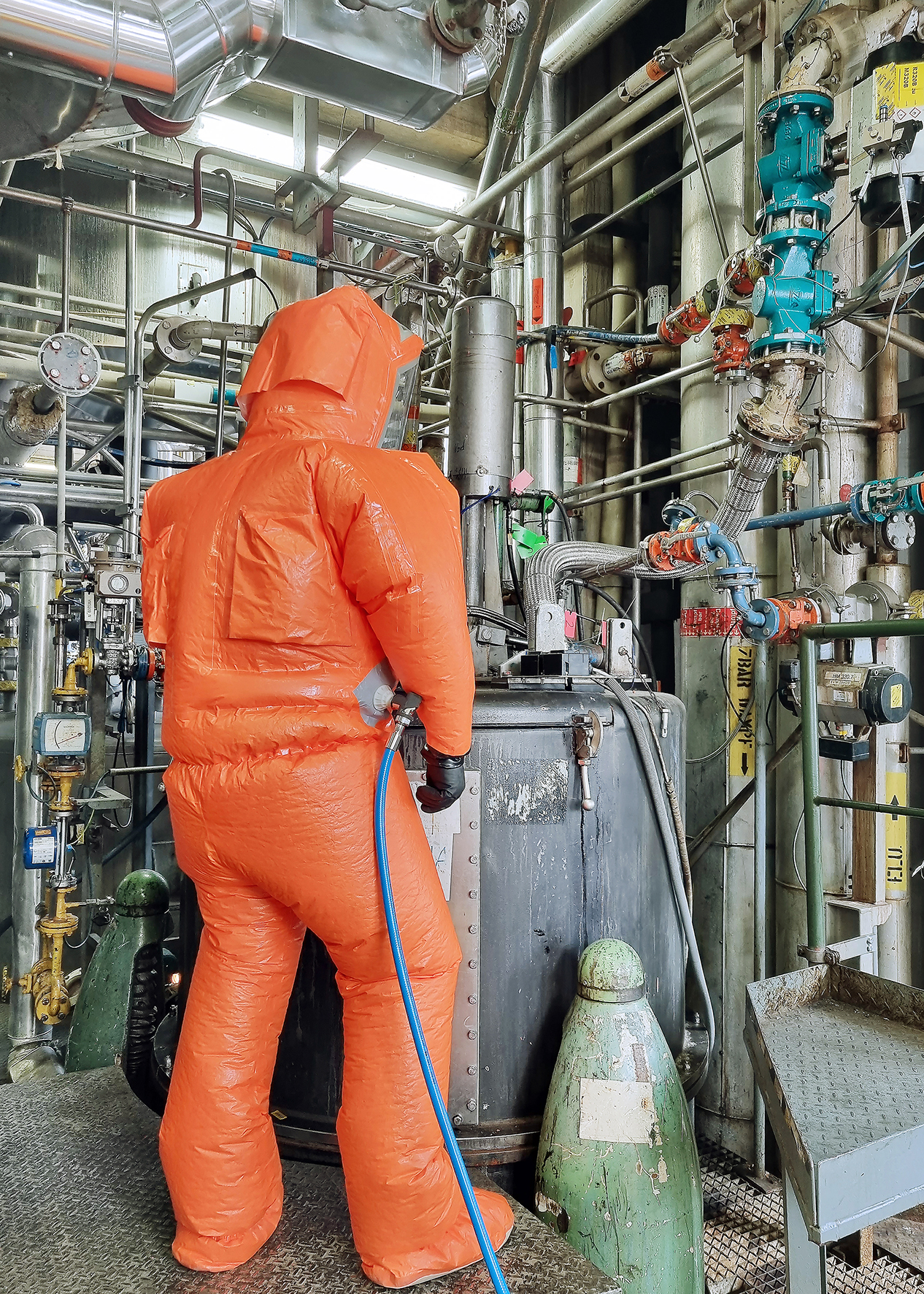 Arbeiter in Industrieanlage mit Vollschutzanzug VenPipe®