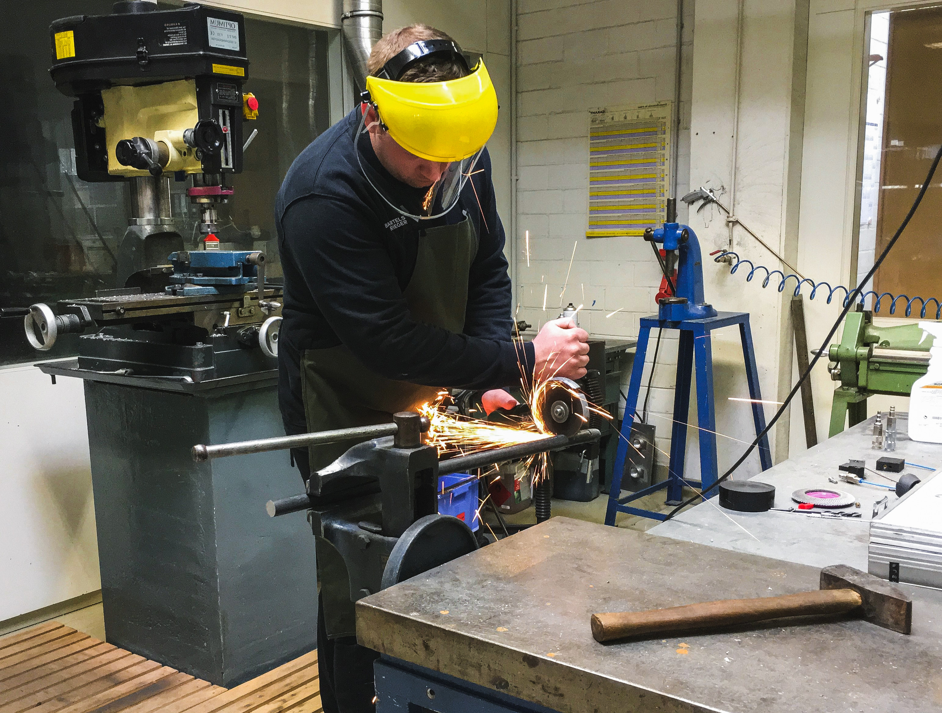 Arbeiter in einer Werkstatt mit dem Gesichtsschutzschirm FC 48