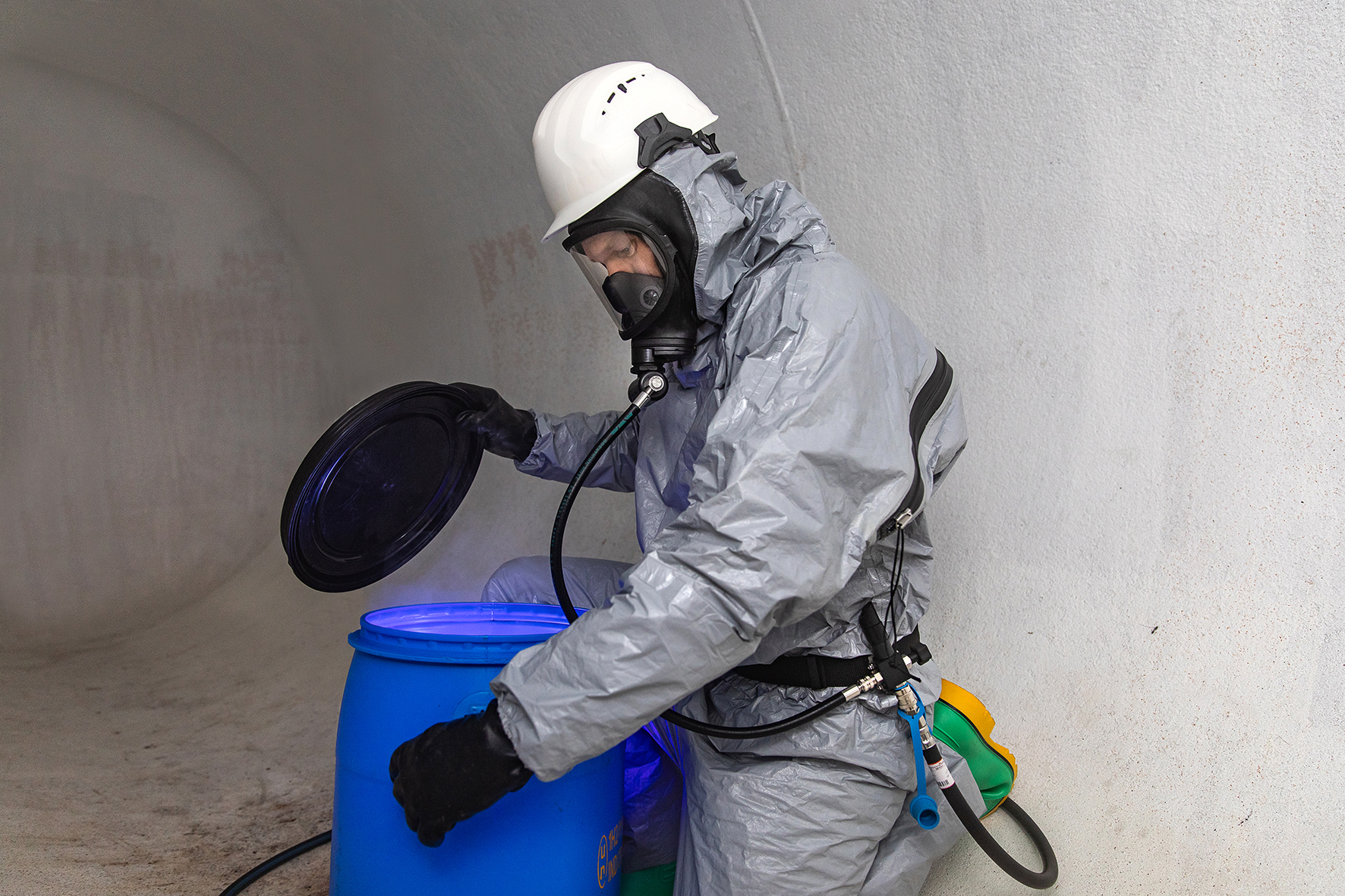 Anwendungsbild Vollmaske BRK 820V und Lungenautomaten AirValve N_05 Weiteres Anwendungsbild mit Vollmaske BRK 820V und Lungenautomaten AirValve N im weißen Silo mit giftigen Gasen