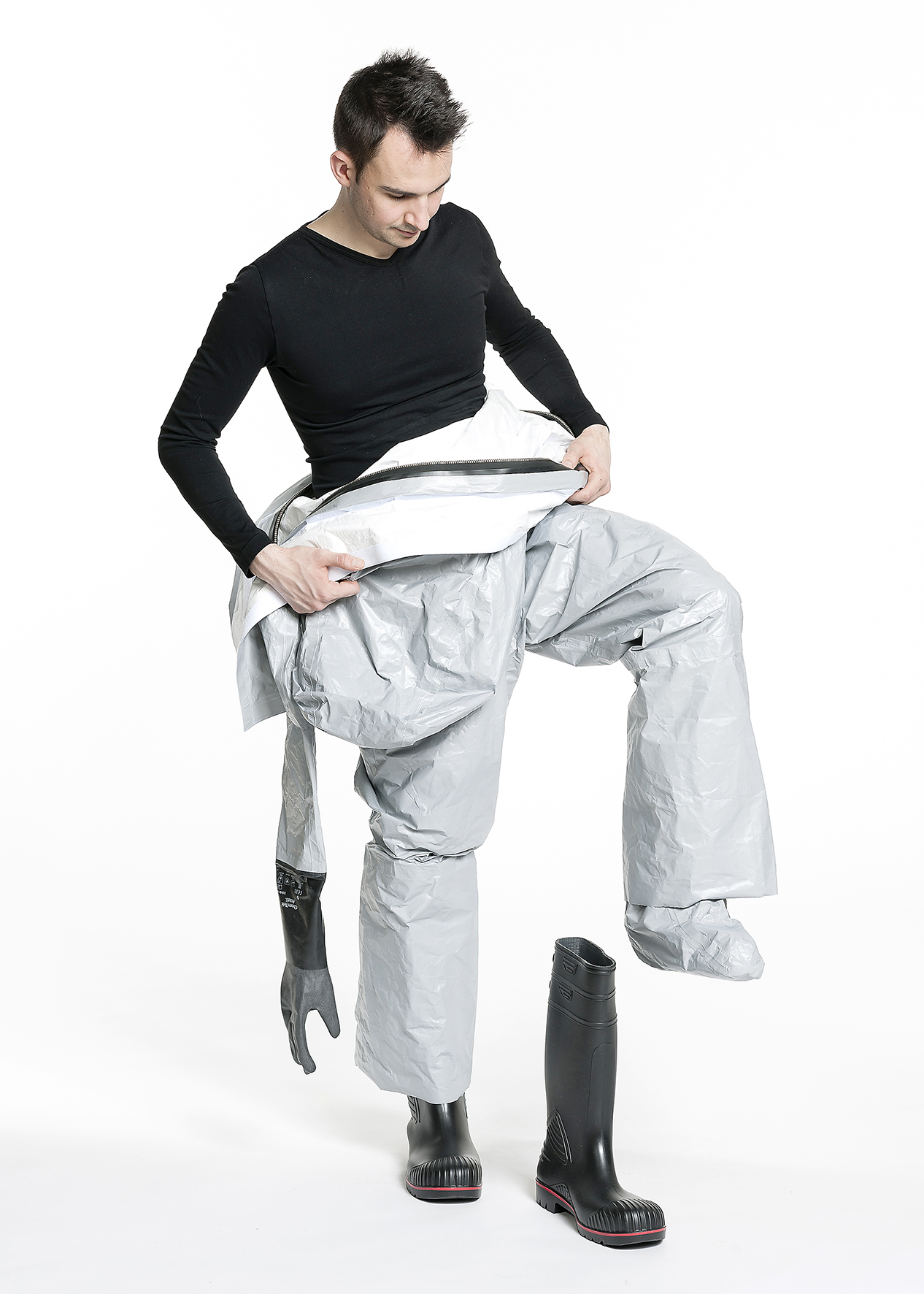 Mann zieht sich den Chemikalienschutzanzug CASE ONE® B an