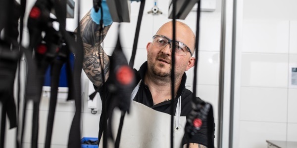 Mitarbeiter bei der Reinigung von Atemschutzgeräten