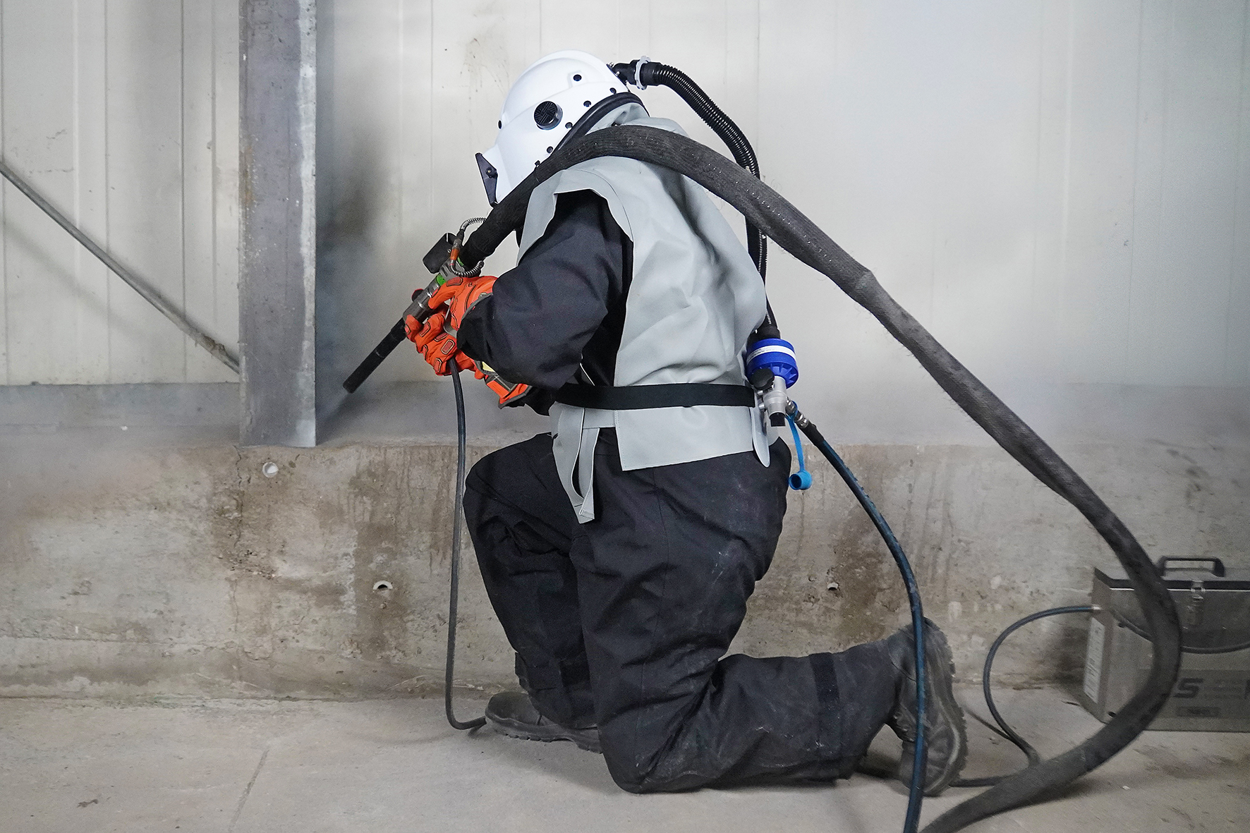 Strahlerschutzanzug DEFENDER Anwendungsbild im Knien